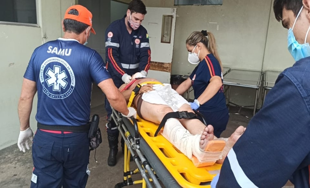 Motociclista sofre fraturas após colidir moto contra um carro no cruzamento da Agroboi 